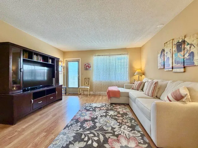 Unit 204 photo 4