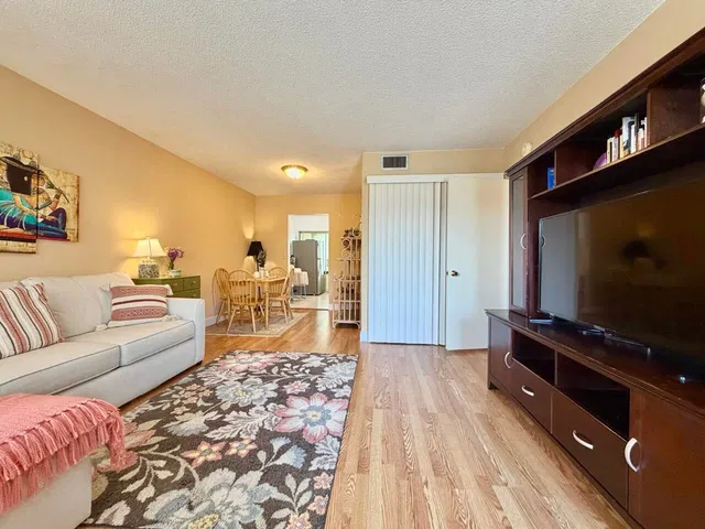 Unit 204 photo 7