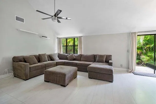 Residence photo 8