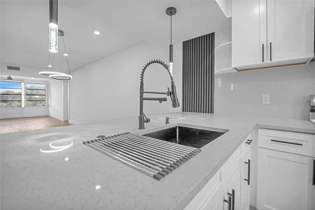 Unit 401 photo 16