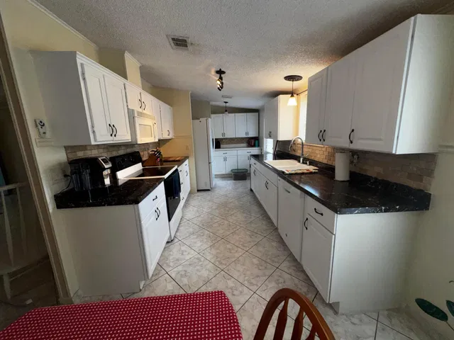  Residence photo 6