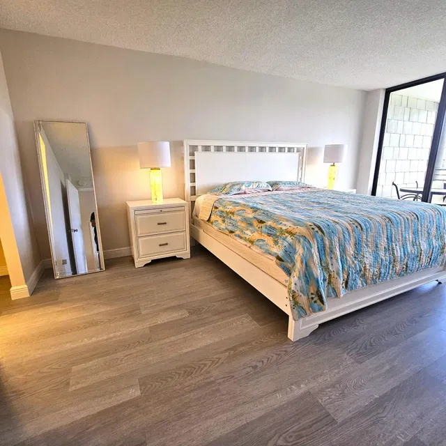 Unit 215 photo 4