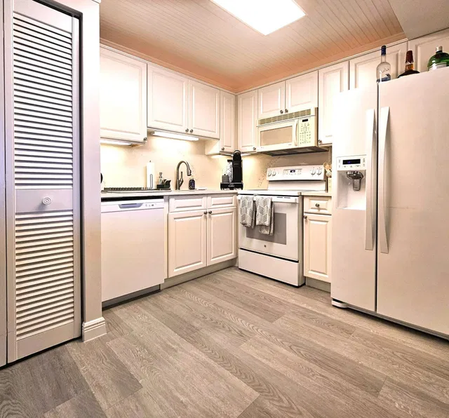 Unit 215 photo 10