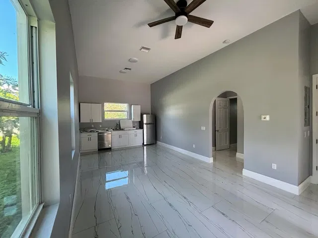  Unit Side House photo 4