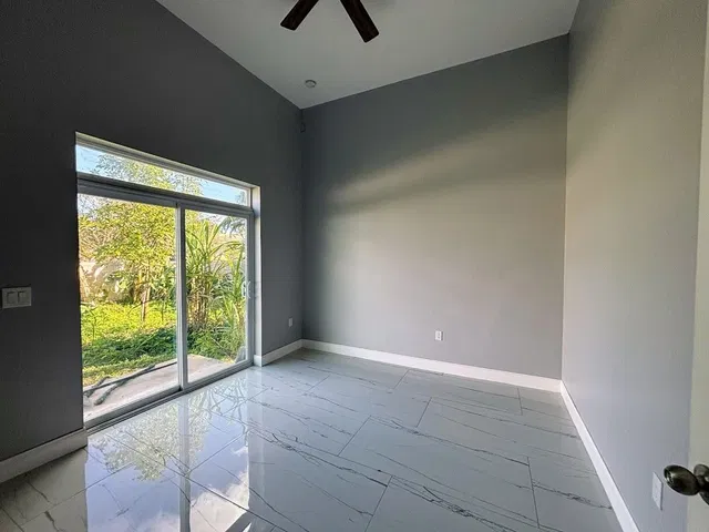  Unit Side House photo 8