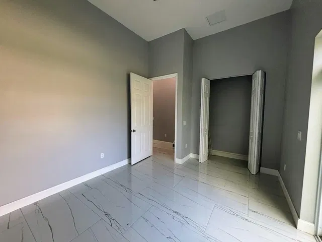  Unit Side House photo 9