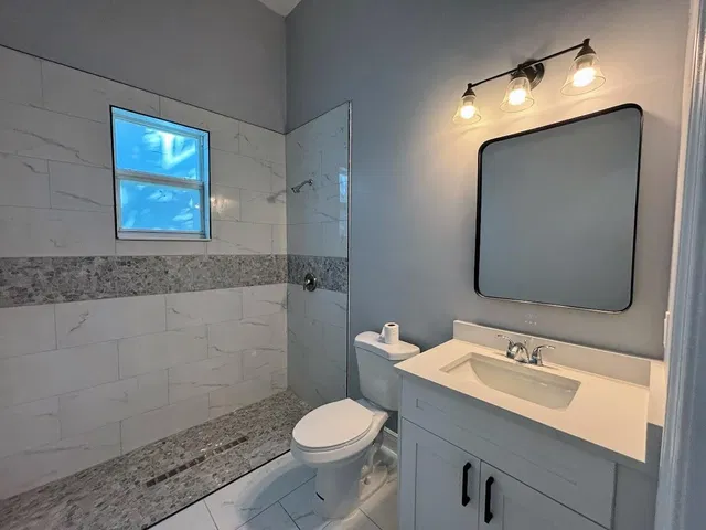  Unit Side House photo 12