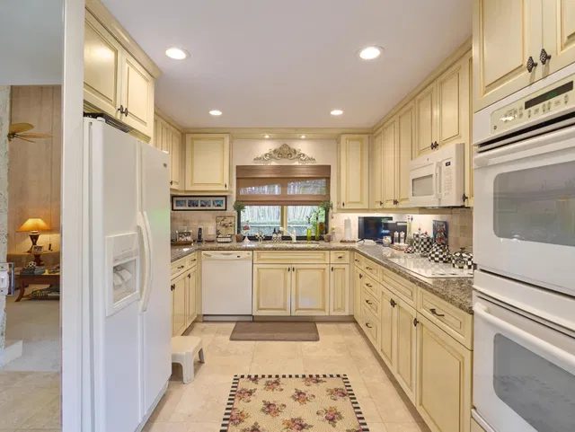 Eastpointe Country Club Residence photo 9