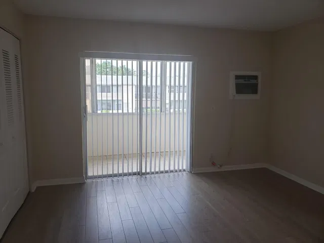 Unit 146 photo 6