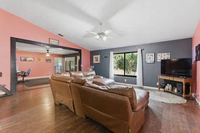 Residence photo 17
