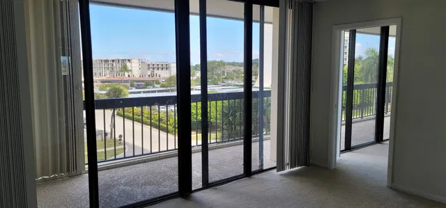 Presidential Place Unit 402 photo 15