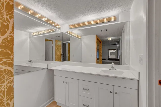 Unit 202 photo 11