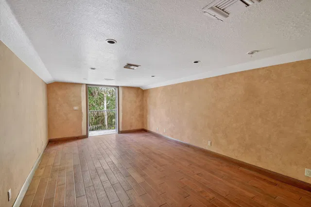 Pinewood Residence photo 57