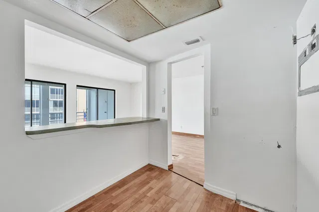 Unit 304 photo 6