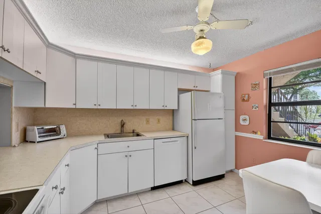 Unit 128 photo 6