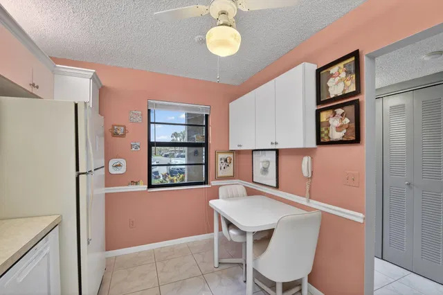Unit 128 photo 8