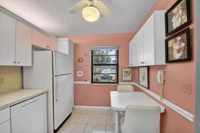 Unit 128 photo 9