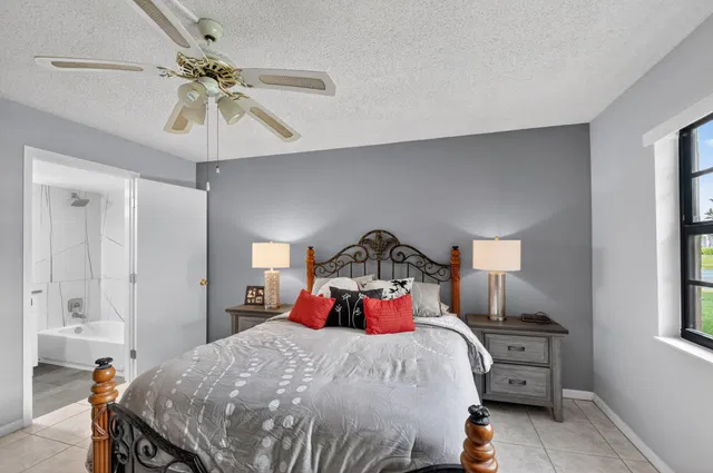 Unit 128 photo 18