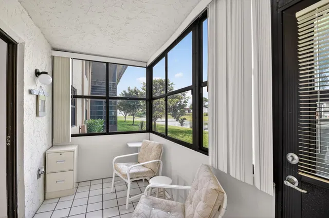 Unit 128 photo 32