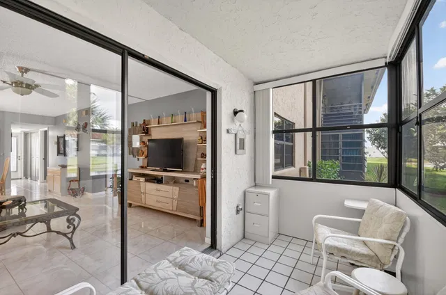 Unit 128 photo 33
