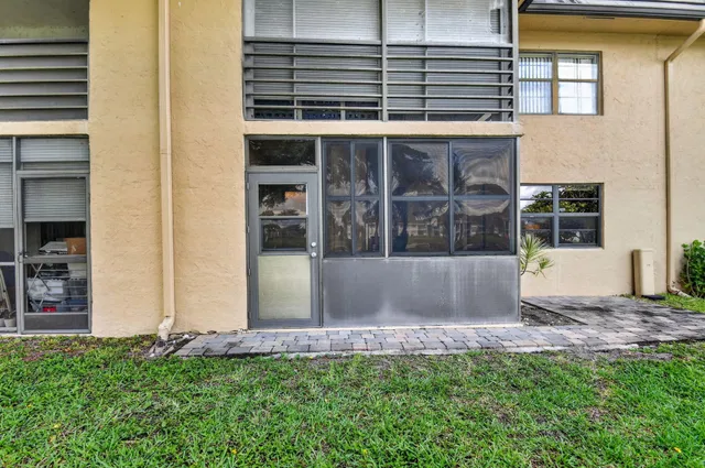 Unit 128 photo 37