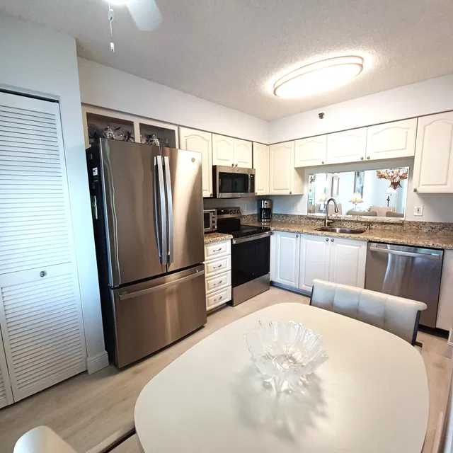 Unit 406 photo 5