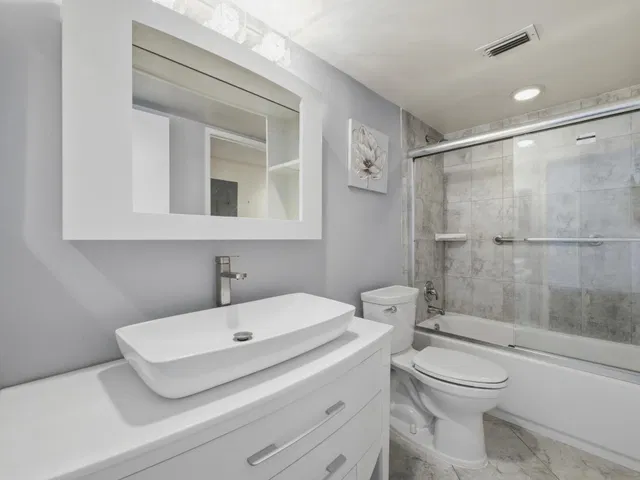 Unit 201 photo 18