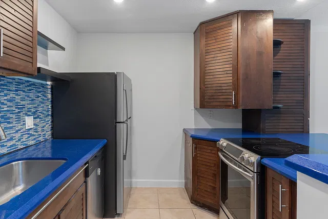 Unit 111 photo 11