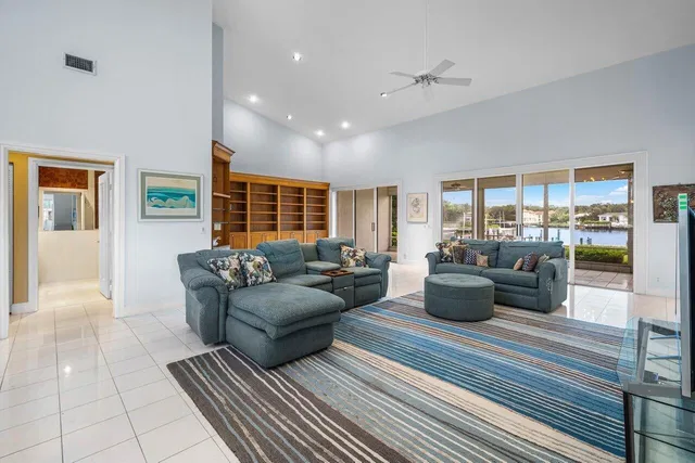 Admirals Cove Residence photo 14