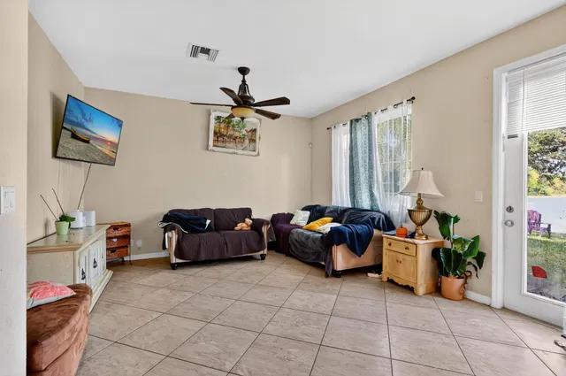 Residence photo 12
