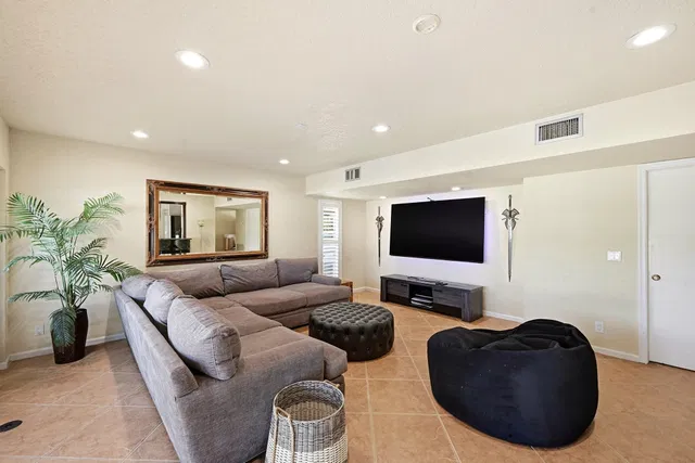  Residence photo 56
