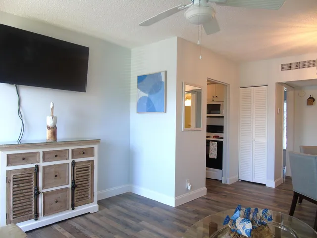 Unit 204 photo 5