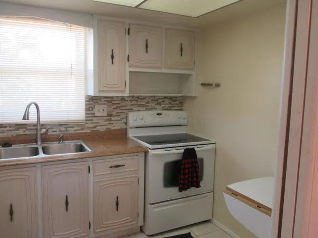 Unit C photo 3