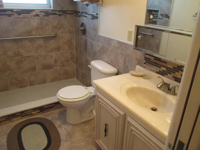 Unit C photo 15