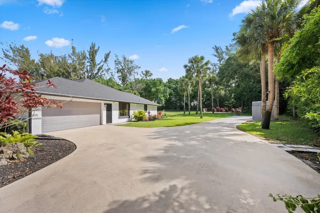 Pinewood Residence photo 56
