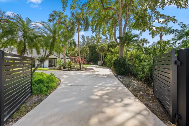 Pinewood Residence photo 57
