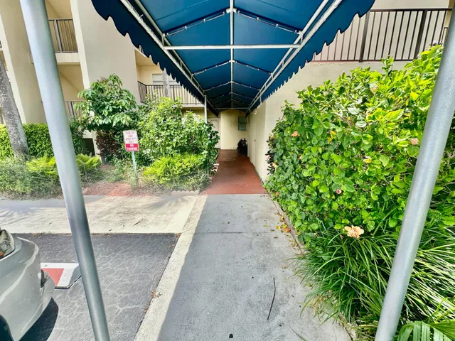 Unit 615 photo 3
