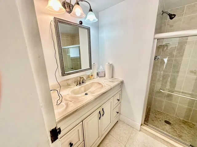 Unit 615 photo 12