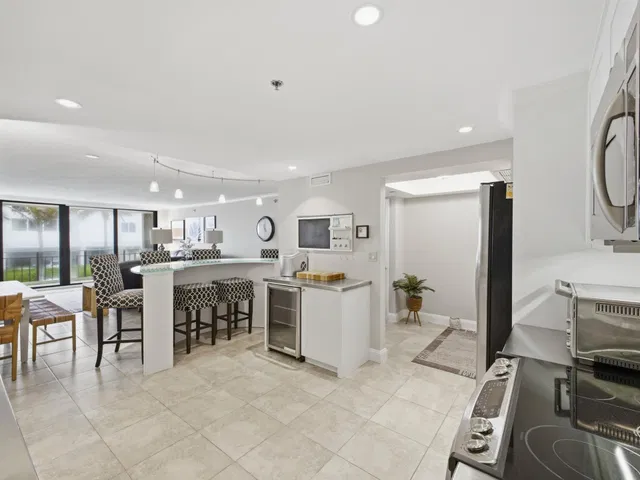 Unit 205 photo 11