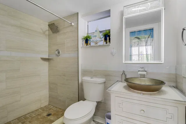 Unit 202 photo 11