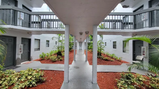 Unit 206 photo 4