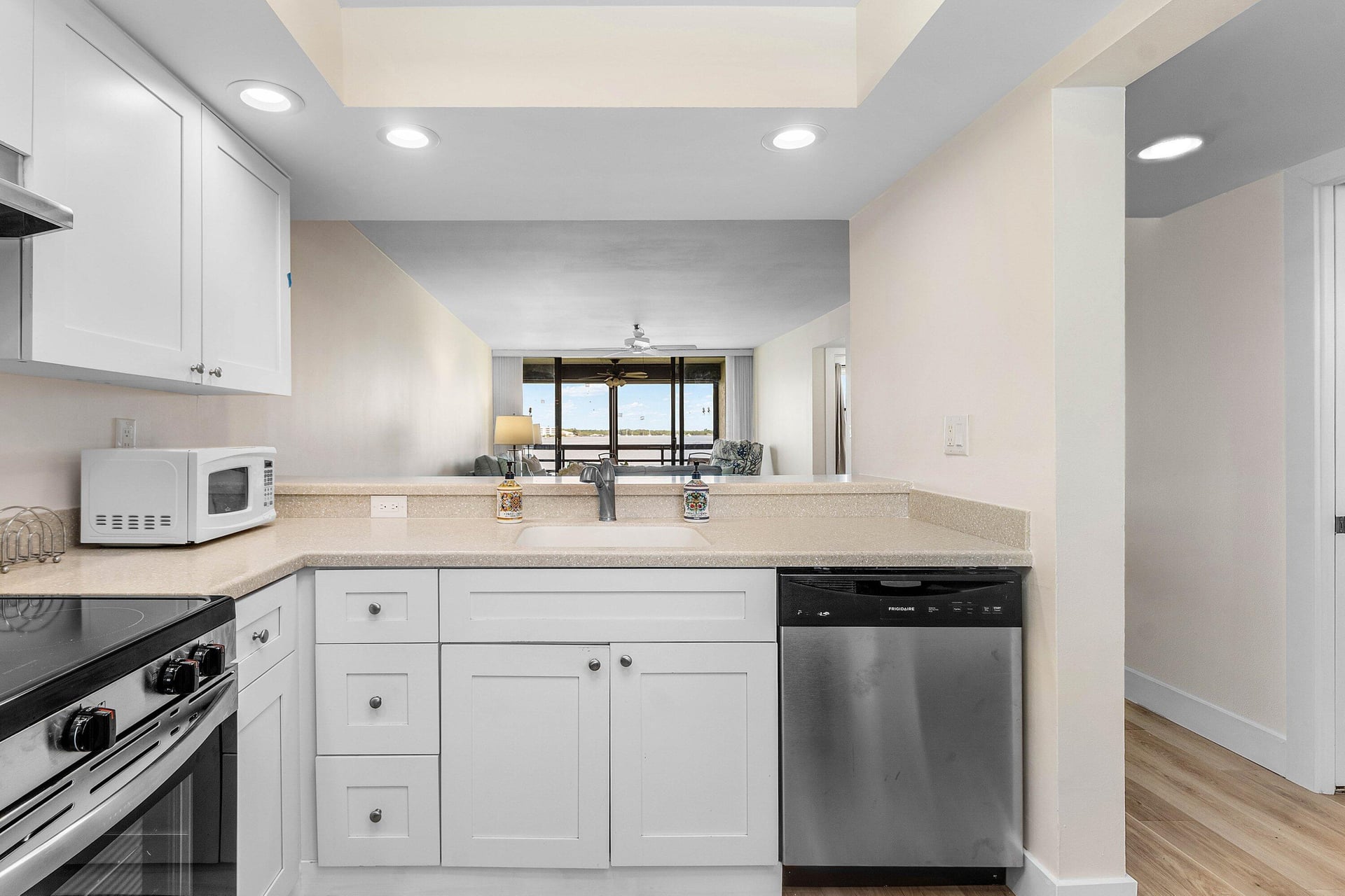Unit 14203 photo 4