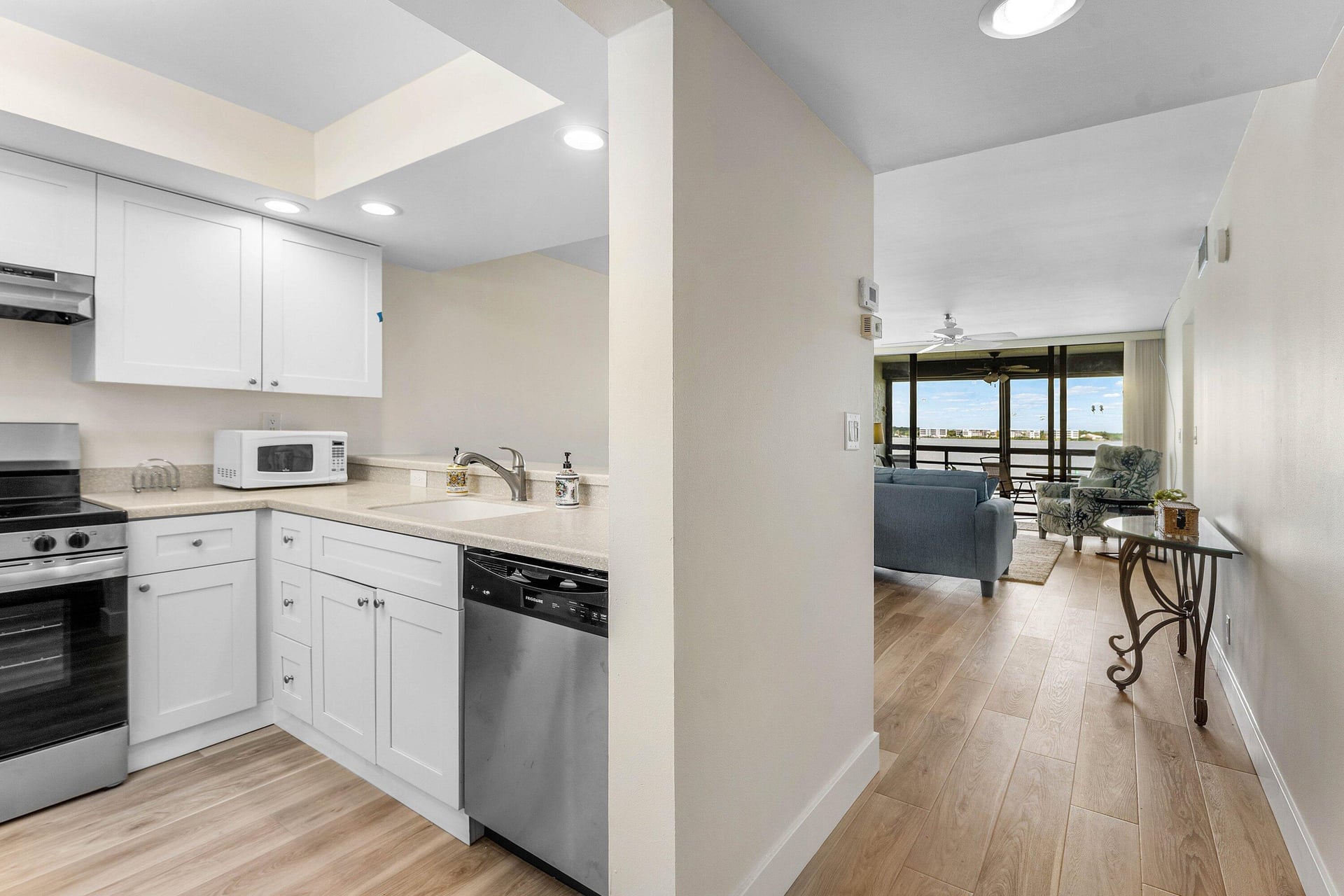 Unit 14203 photo 5