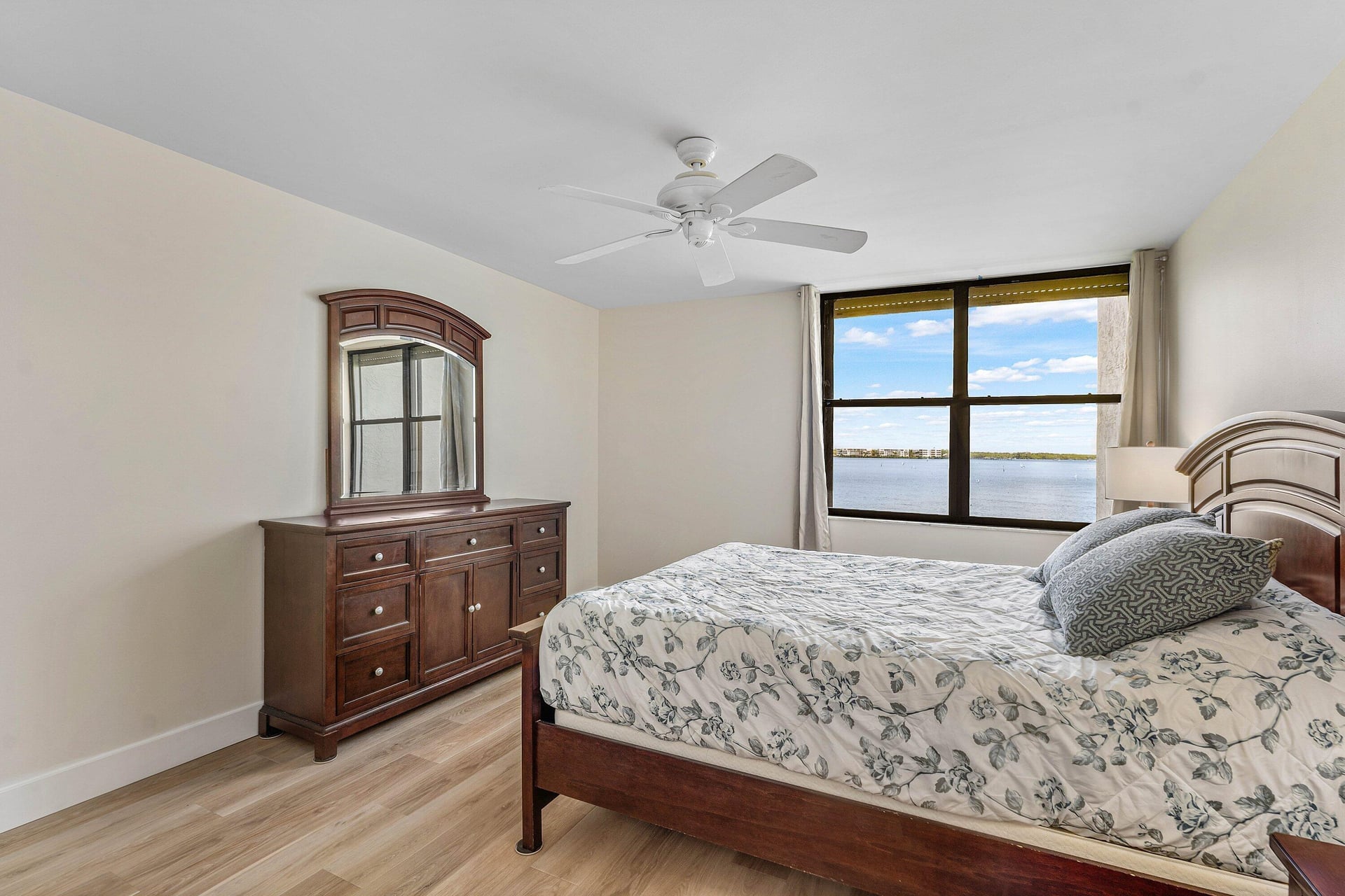 Unit 14203 photo 20
