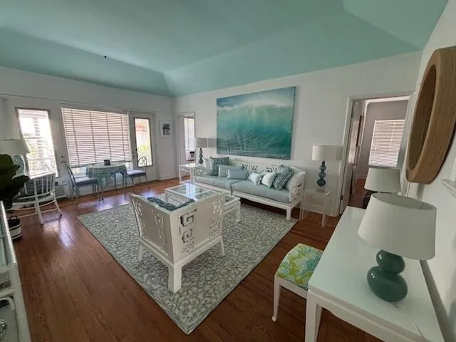 424 Chilean Avenue #4