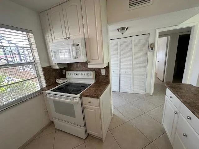 Unit 107 photo 4