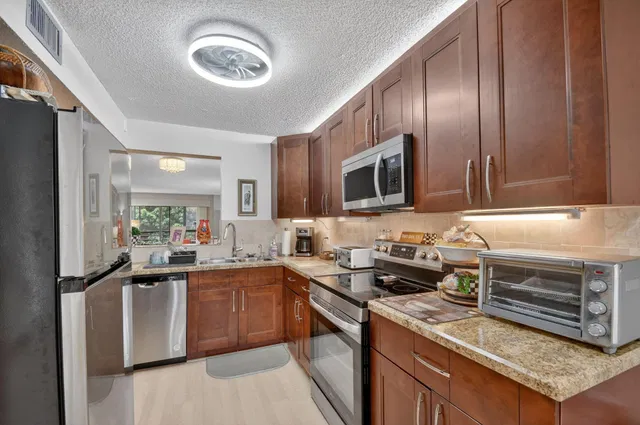 Unit 204 photo 12
