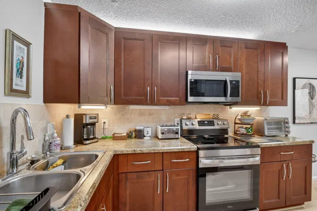 Unit 204 photo 14