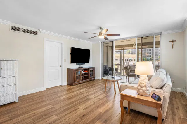 Unit 154 photo 15