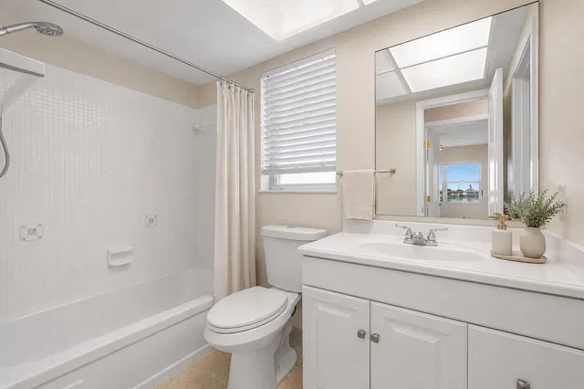 Unit 207 photo 8